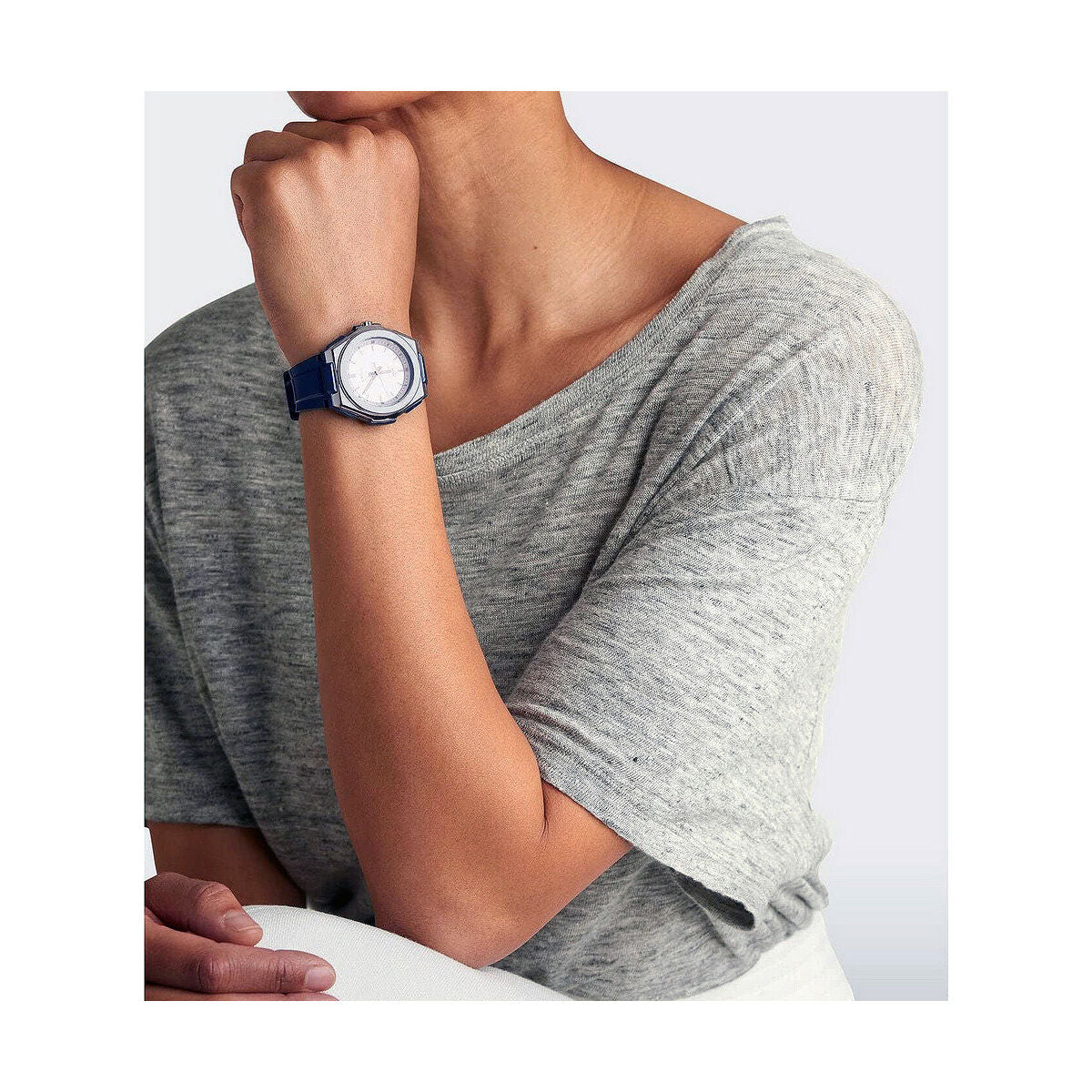 V7H19549B10AF8B929876938BEA6A5DAFD6R2704405P2